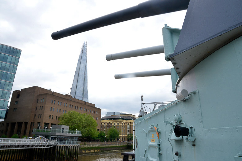 Geschütz mit The Shard im Hintergrund