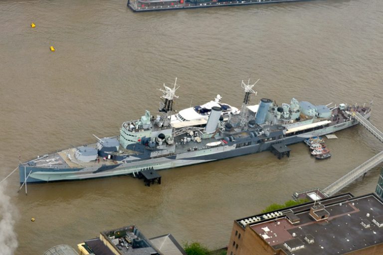 Die HMS Belfast von oben auf der Themse