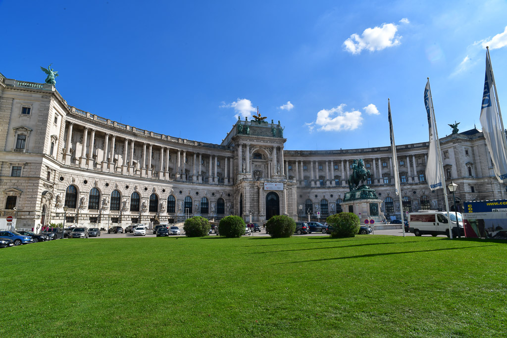 Neue Burg am Heldenplatz mit Rasenfläche