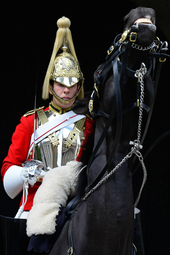 Soldat zu Pferd mit Helm im Hochformat