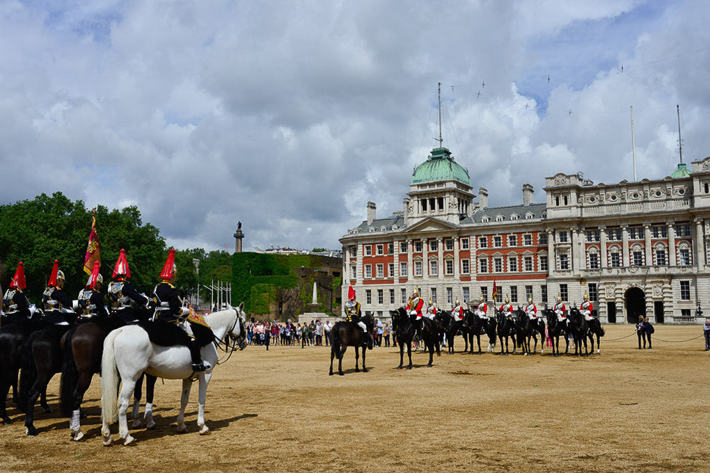 Paradeplatz mit Pferden und Gebäuden