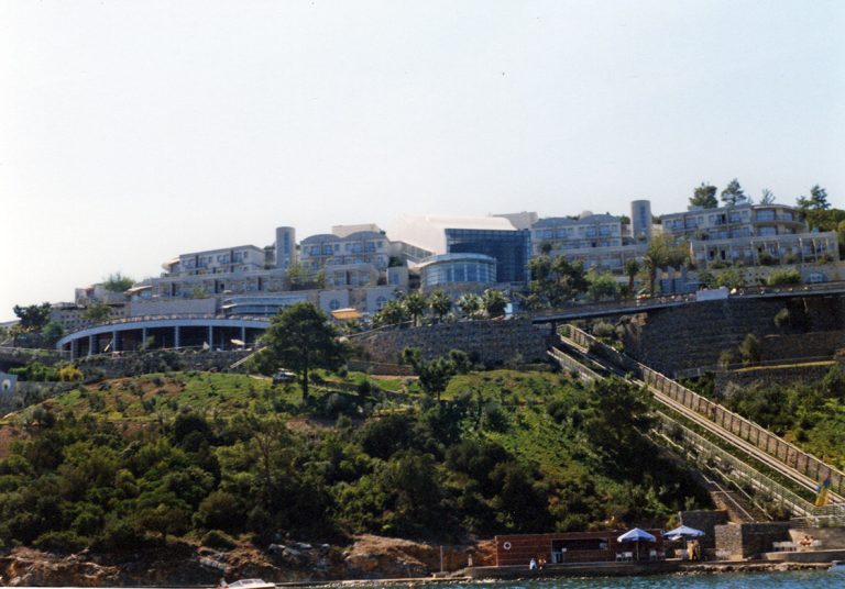Das Hotel Kervansaray in Torba bei Bodrum, vom Wasser aus gesehen