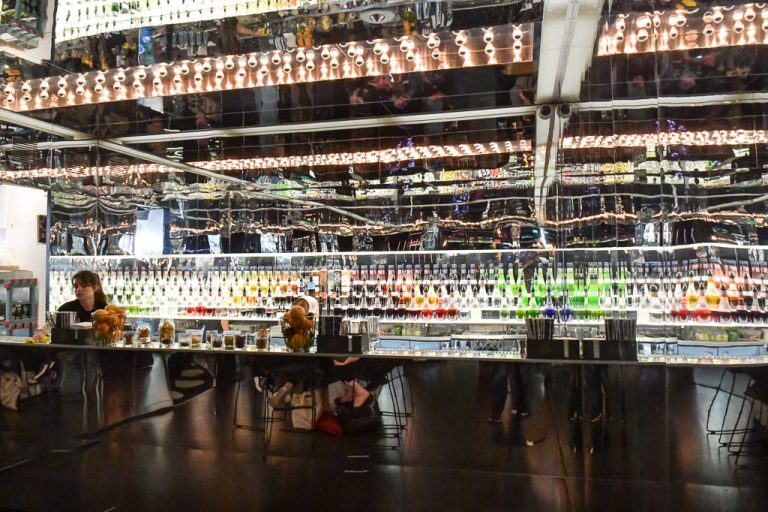 Die Mirror Bar im House of Bols mit bunten Likörflaschen