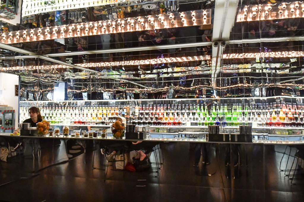 Die Mirror Bar im House of Bols mit bunten Likörflaschen