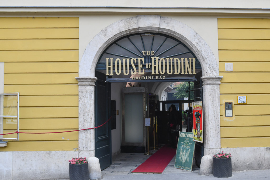 Eingang des House of Houdini in Budapest