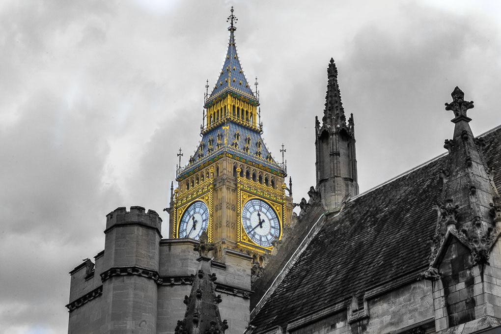 Big Ben und Parlamentsgebäude in Schwarz-Weiß mit farbigem Zifferblatt