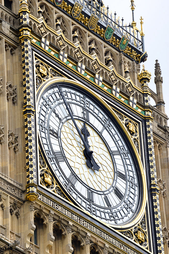 Zifferblatt von Big Ben im Hochformat