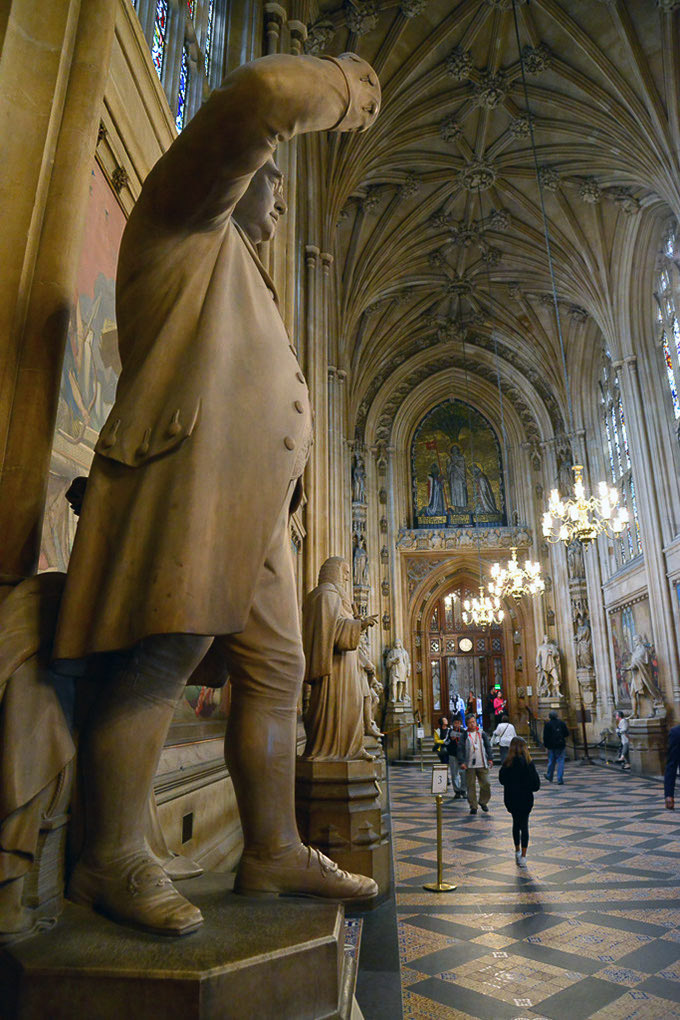 Statue und Gang im Hochformat