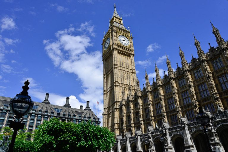 Elizabeth Tower vor blauem Himmel