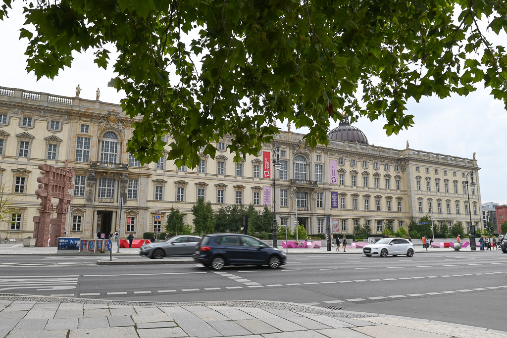 Fassade des Humboldt Forums an der Straße