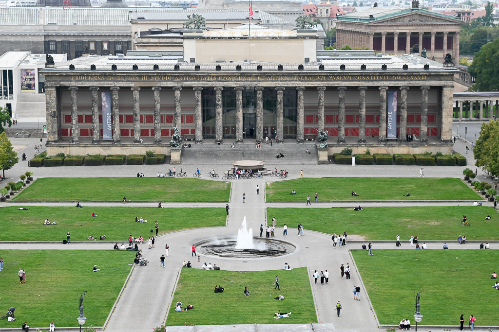 Blick von der Dachterrasse auf Lustgarten und Altes Museum