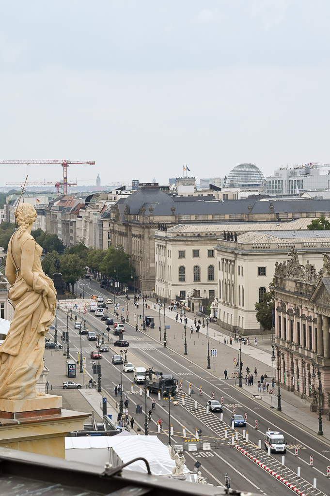 Blick auf die Straße mit Statue im Hochformat