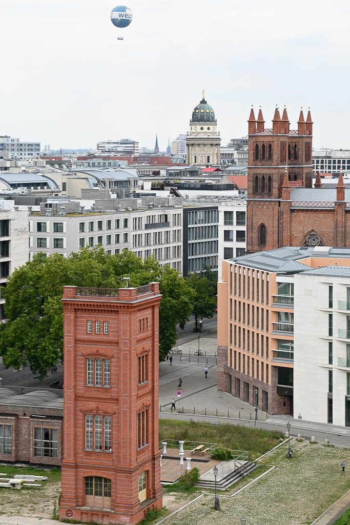 Blick auf Häuser mit roten Türmen im Hochformat