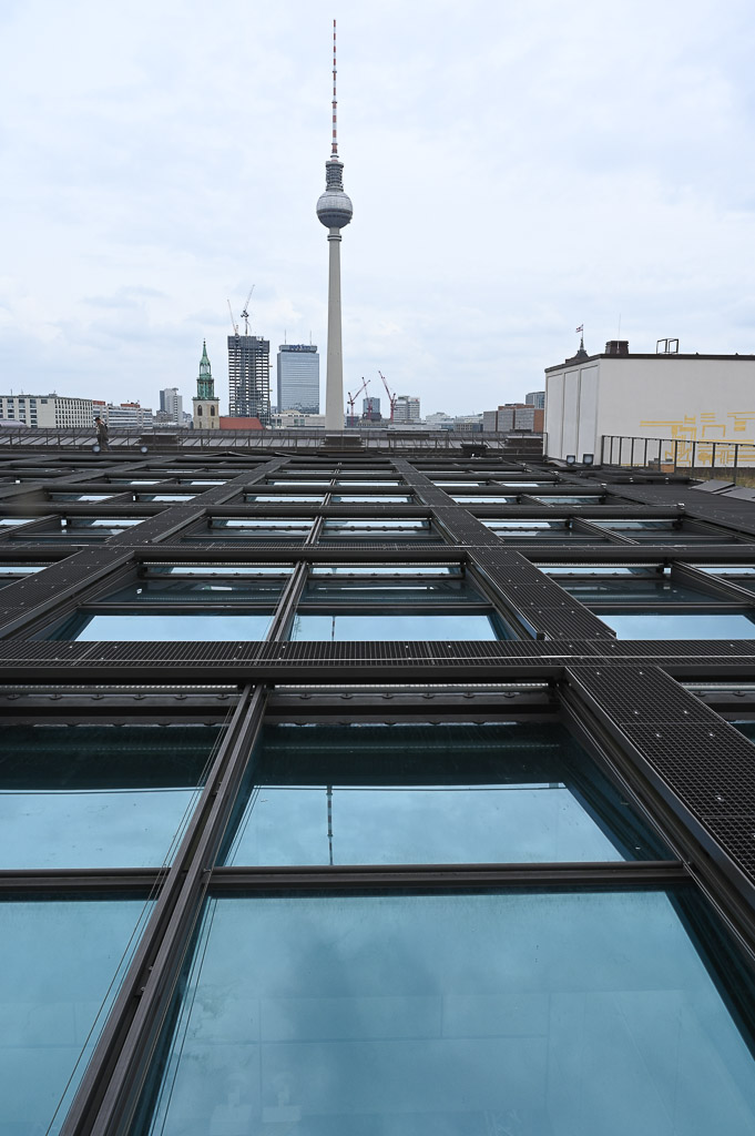 Glasfassade mit Fernsehturm im Hochformat