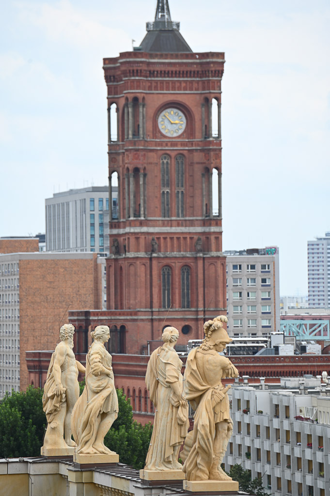 Rotes Rathaus mit Statuen im Hochformat