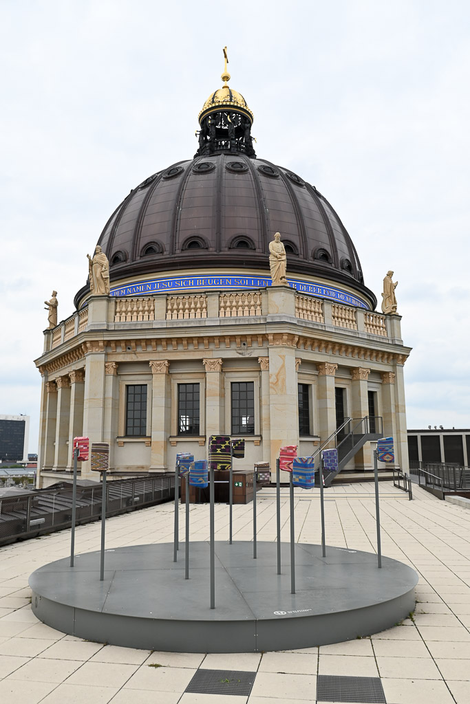 Kuppel mit Ring auf der Terrasse im Hochformat