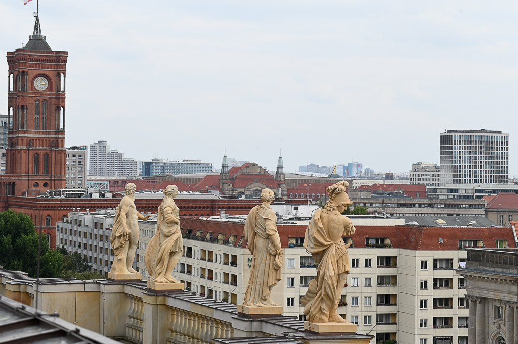 Rotes Rathaus und Skulpturen
