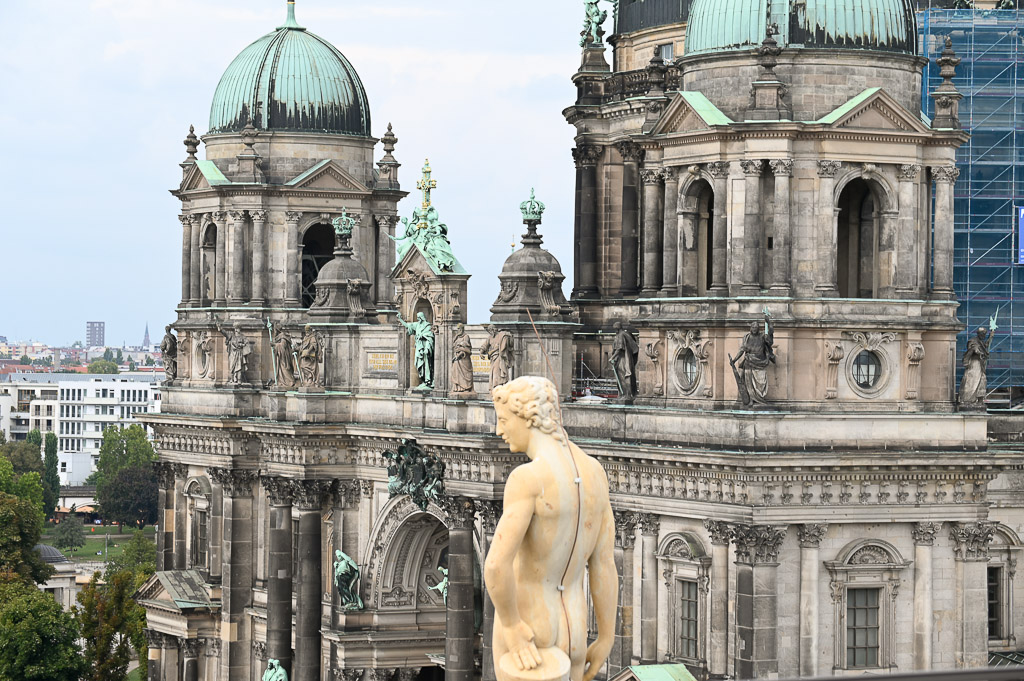 Berliner Dom mit Skulptur im Vordergrund
