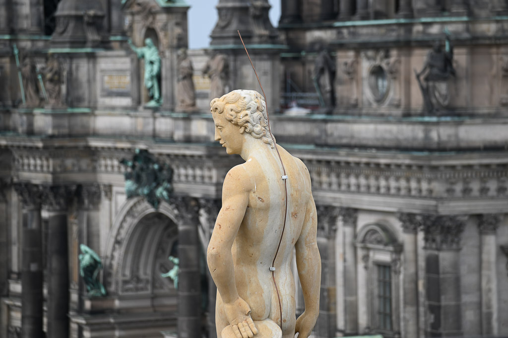Statue vor dem Berliner Dom