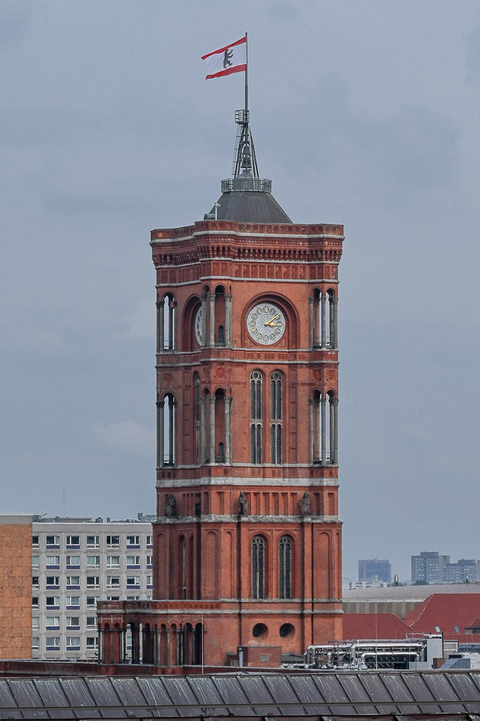 Turm des Roten Rathauses im Hochformat