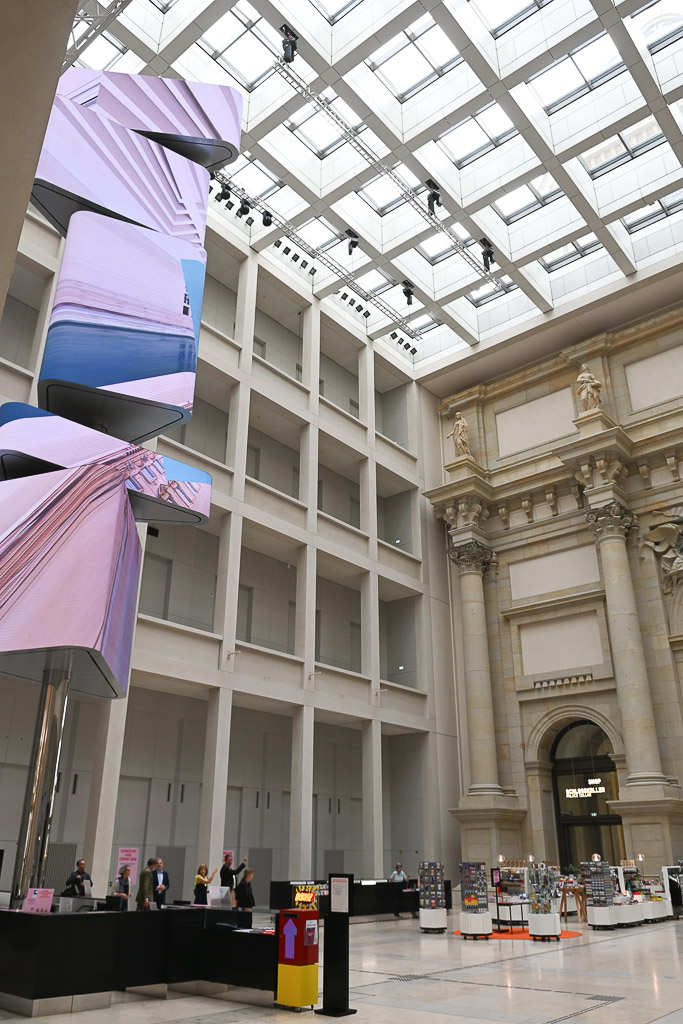 Atrium mit Glasdach im Hochformat