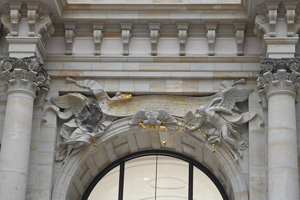 Portal mit Reliefs