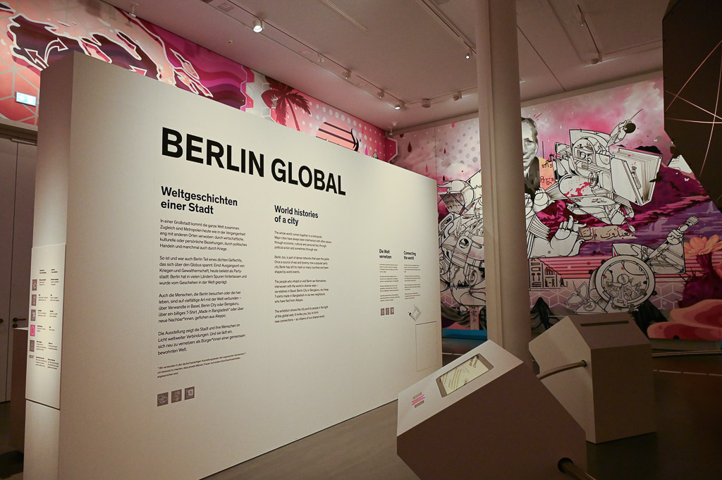 Ausstellung Berlin Global mit Schriftzug