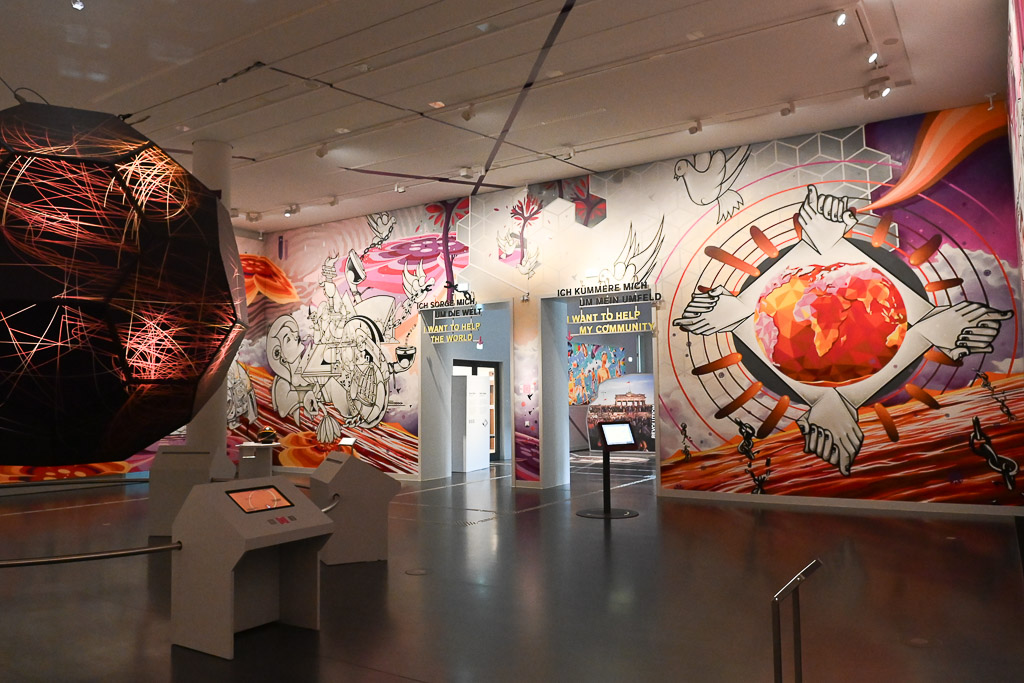 Ausstellungsraum mit roter Kugel