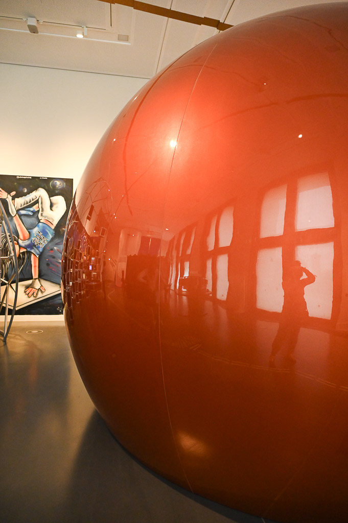 Rote Kugel in der Ausstellung