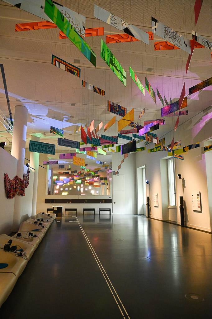 Ausstellungsgang mit bunten Bändern im Hochformat