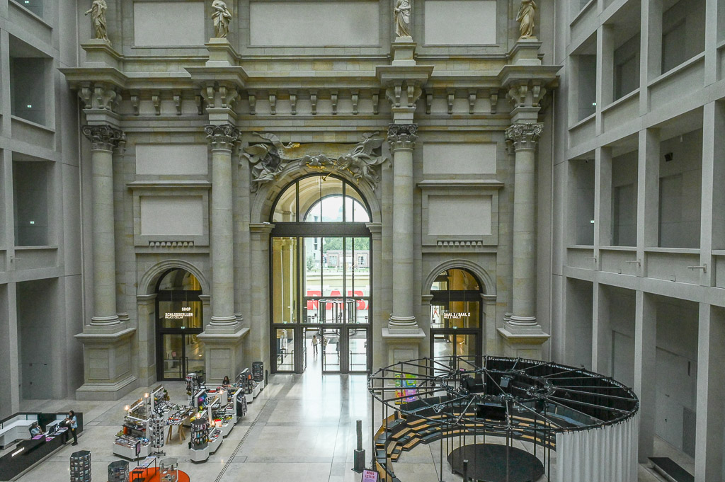 Blick in die Passage mit Treppe