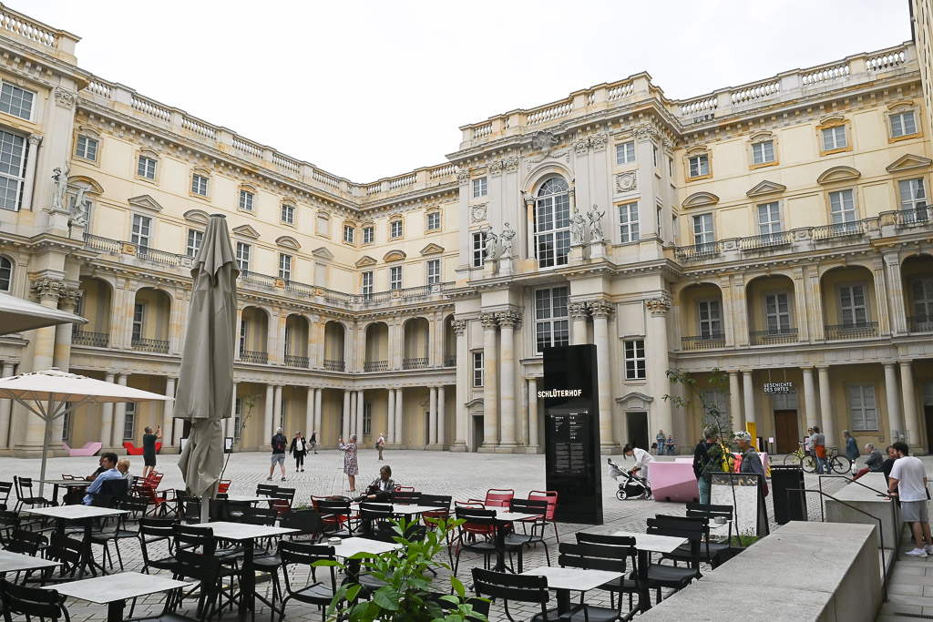 Schlüterhof mit Café-Terrasse