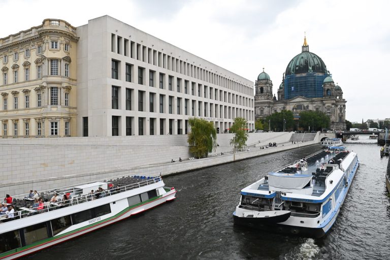 Humboldt Forum und Ausflugsschiffe auf der Spree
