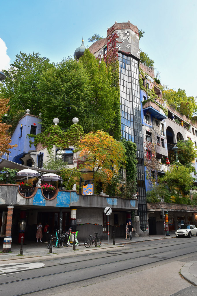 Hundertwasserhaus von der Straße im Hochformat