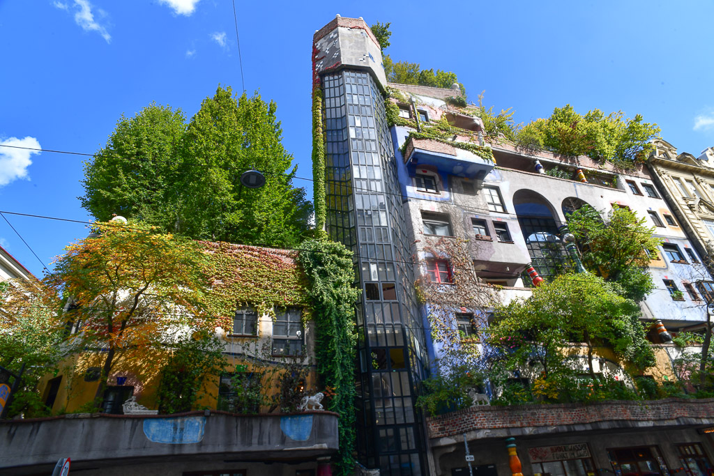 Fassade mit Aufzugsturm und Bäumen