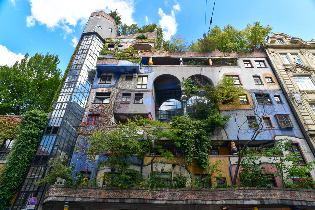 Fassade des Hundertwasserhauses mit begrünter Terrasse