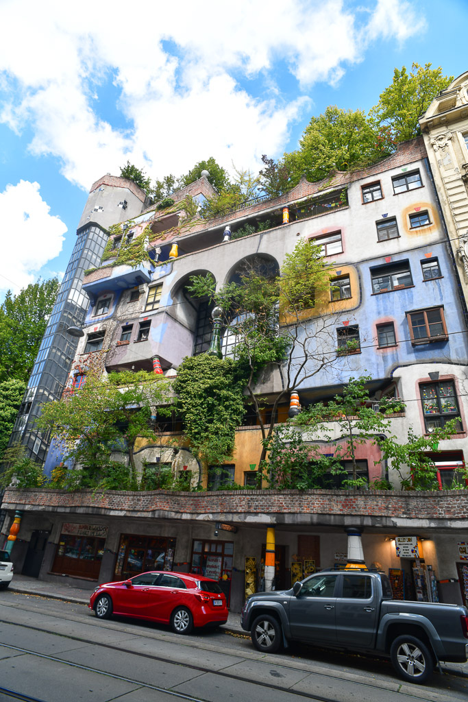 Hundertwasserhaus von der Straße mit parkenden Autos