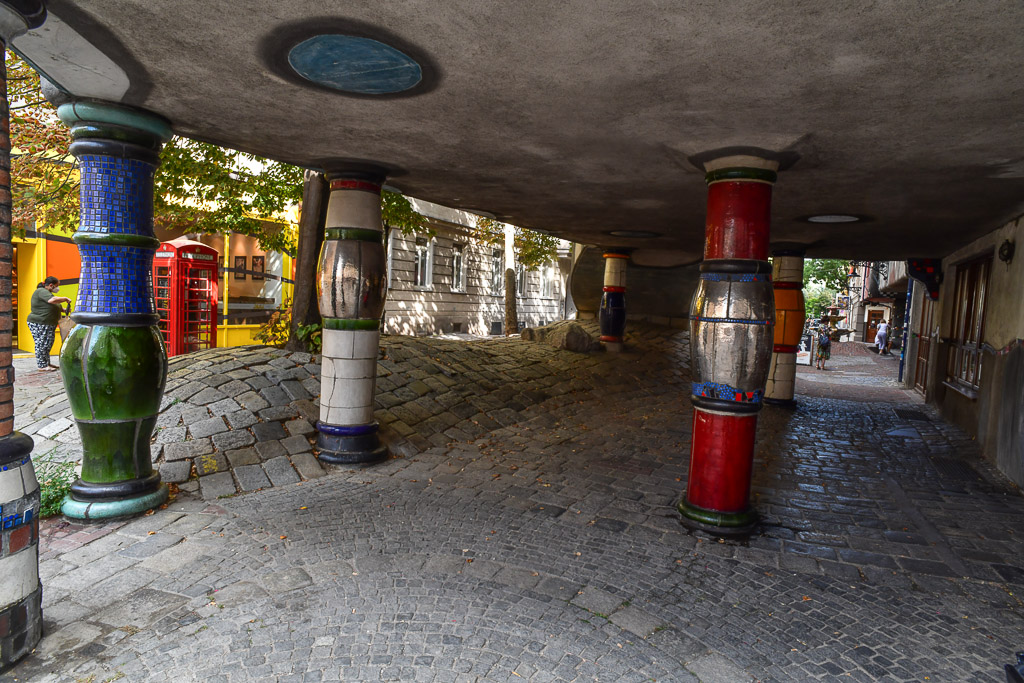 Passage mit bunten Säulen