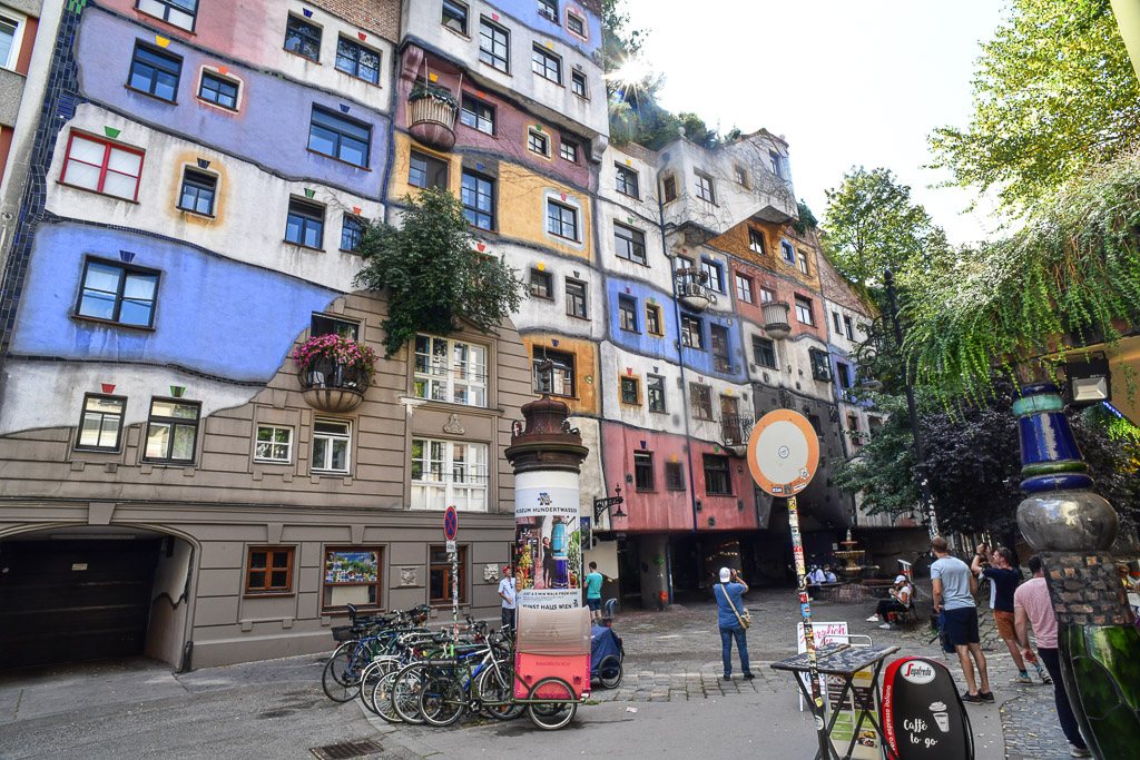 Straße mit bunten Häusern und Radfahrern