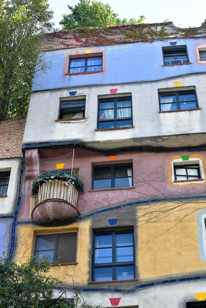Hausfassade mit Balkon im Hochformat