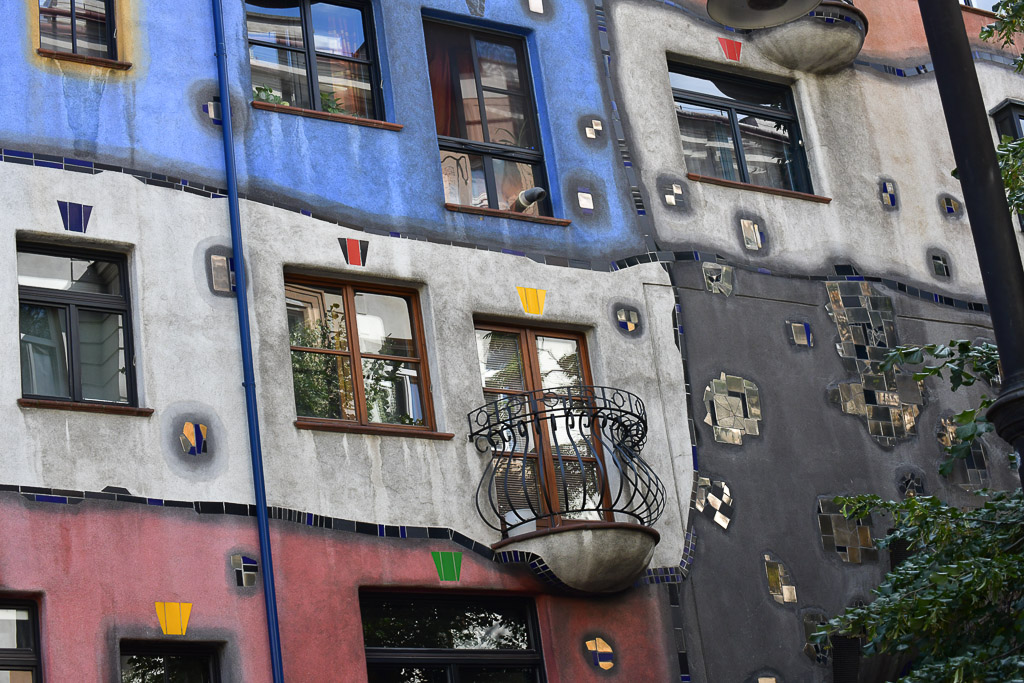 Fassade mit bunten Fenstern und Balkon
