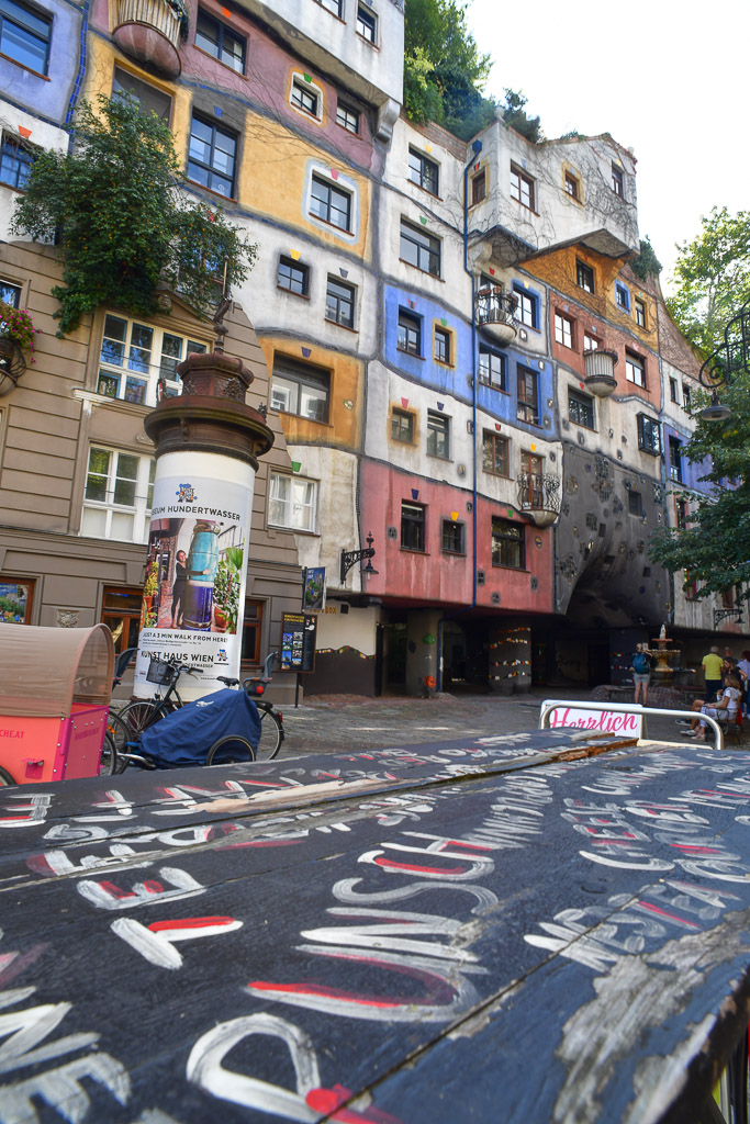 Straße mit bunt gepflastertem Boden im Hochformat