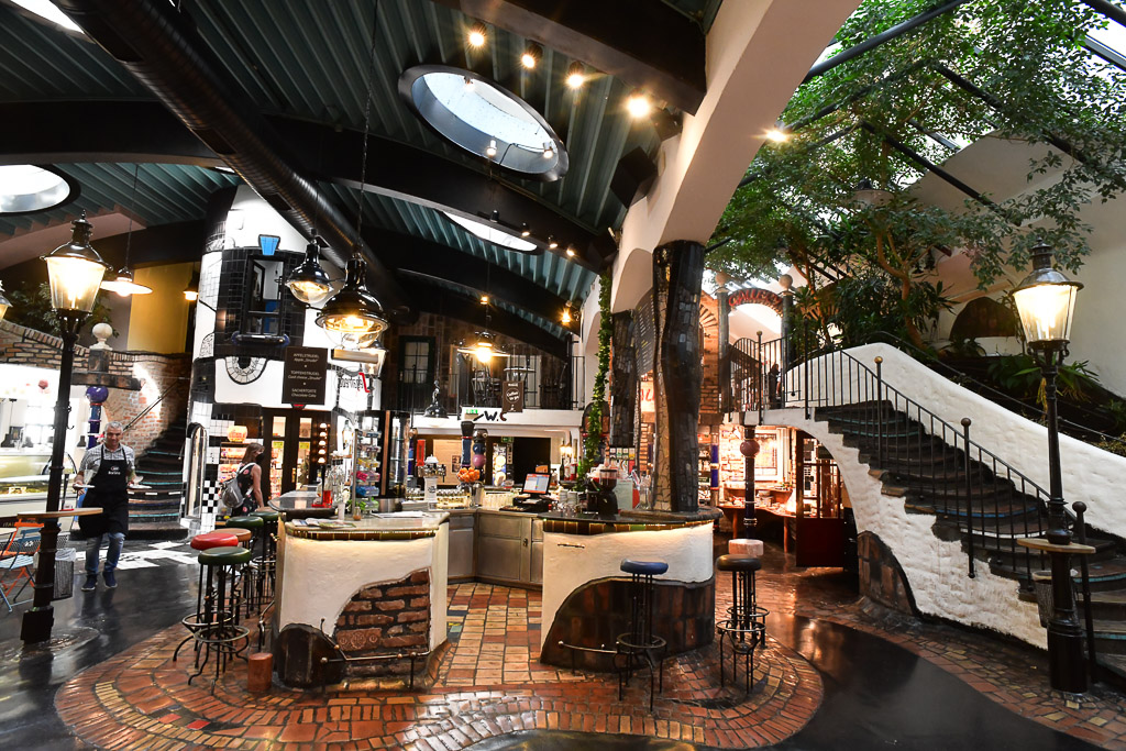 Halle im Village mit Treppe und Lampen