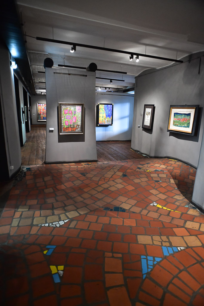 Ausstellungsraum im KunstHausWien im Hochformat