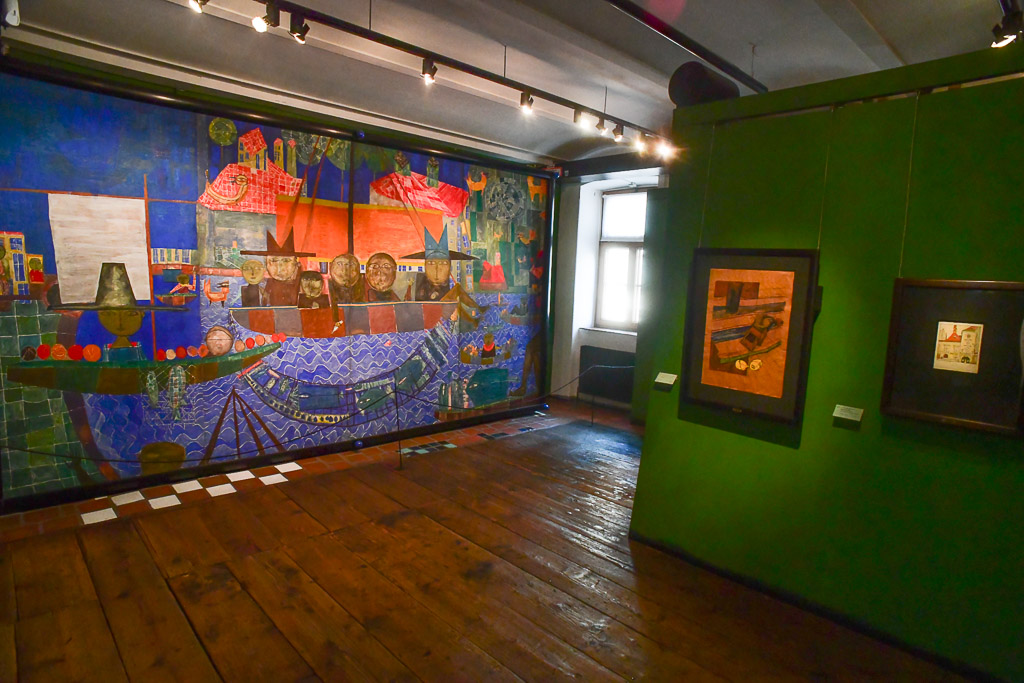 Ausstellungsraum mit großem Gemälde