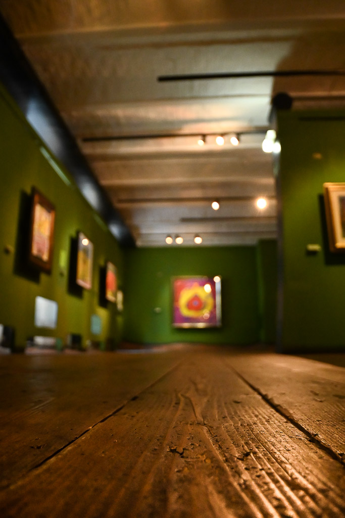 Ausstellungssaal mit Bildern im Hochformat