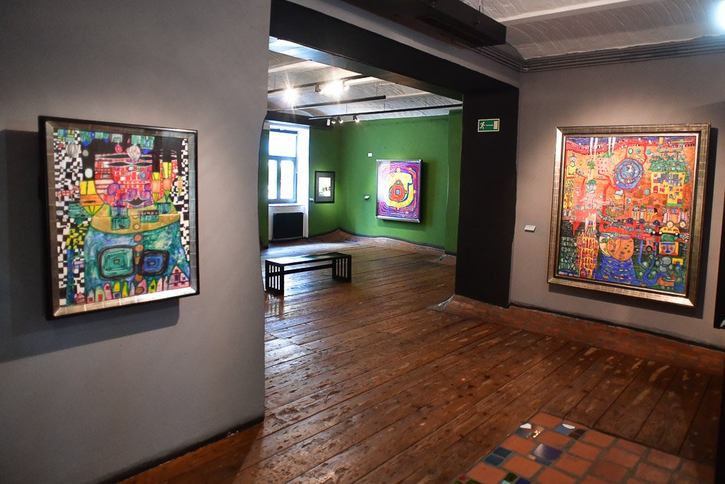 Ausstellungsraum mit Gemälden