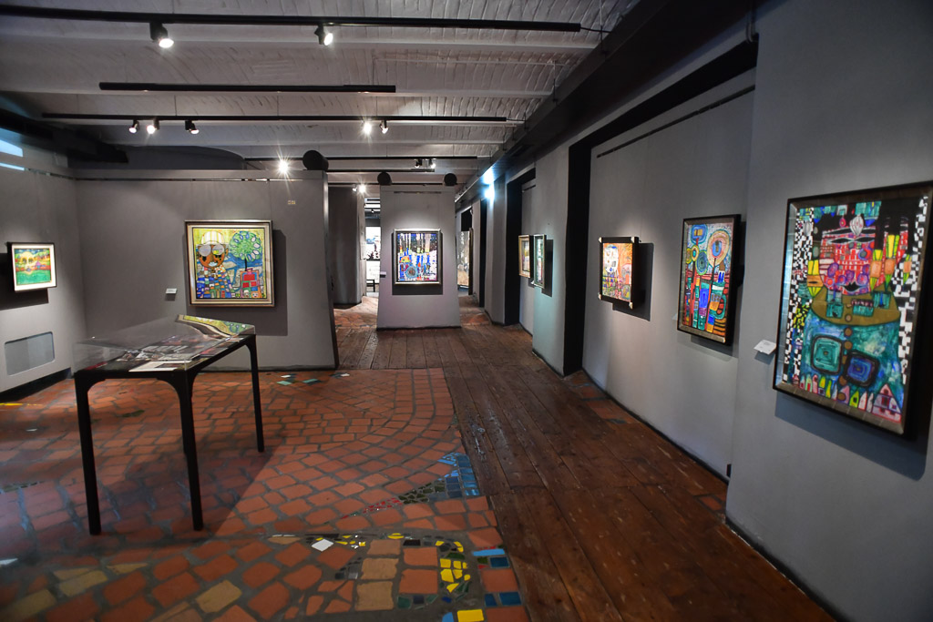 Ausstellungssaal mit Vitrine