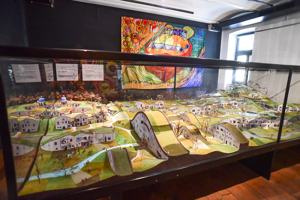 Modell einer Landschaft in der Vitrine