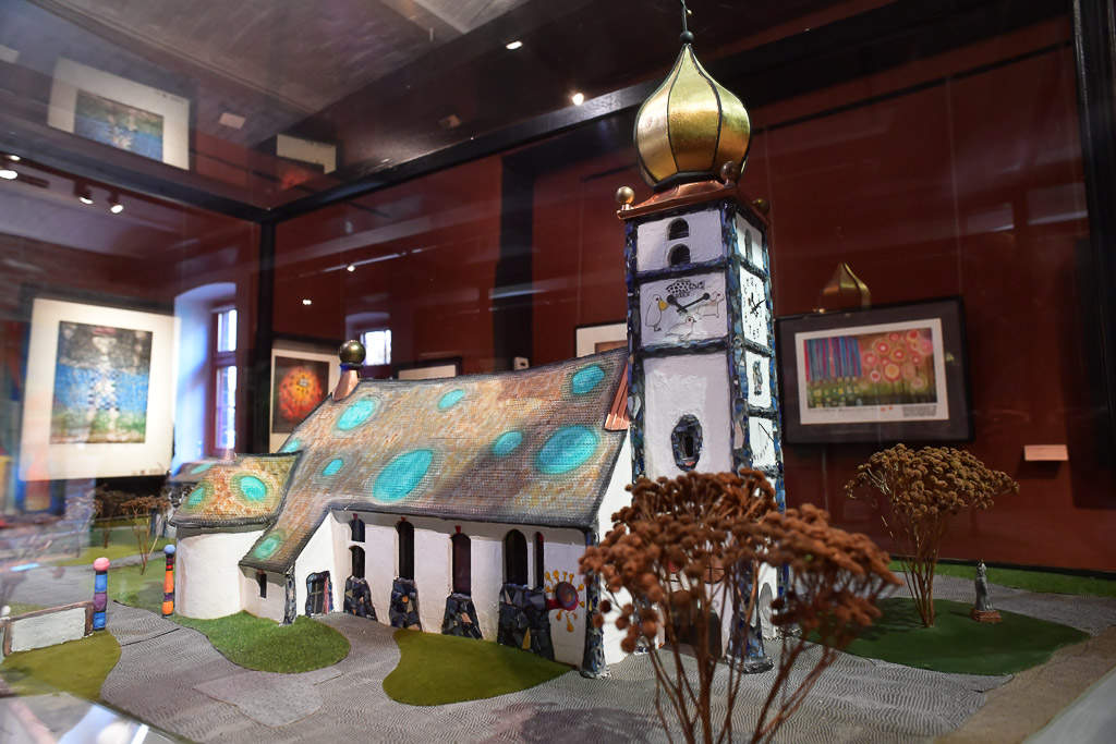 Modell eines Hauses mit Turm